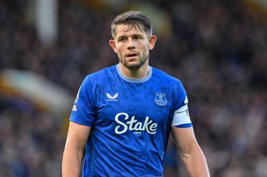 Everton 'dan James Tarkowski Premier League maçı sırasında Everton, 28 Eylül 2024' te Goodison Park, Liverpool 'da Crystal Palace' a karşı.