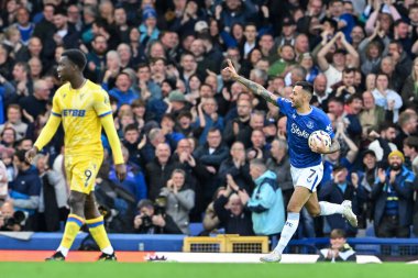 Everton 'dan Dwight McNeil, 28 Eylül 2024 tarihinde İngiltere' nin Liverpool kenti Goodison Park 'ta oynanan Premier League maçında Everton' a karşı Crystal Palace maçında 1-1 kazanma hedefini kutluyor.