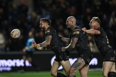 Leoparlar 'dan Gareth OBrien, 27 Eylül 2024' te İngiltere 'de Salford Community Stadyumu' nda oynanan Betfred Süper Lig eleme maçında Salford Red Devils - Leigh Leopards maçında denemelerini kutluyor.