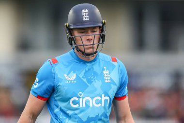 İngiltere 'den Matthew Potts, İngiltere' nin Bristol şehrinde 29 Eylül 2024 'te oynanan Fifth Metro Bank One Day International maçında elendikten sonra sahadan ayrılırken üzgün görünüyor.