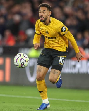 Wolverhampton Wanderers takımından Matheus Cunha, 28 Eylül 2024 tarihinde İngiltere 'nin Wolverhampton kentinde oynanan Premier League maçında Wolverhampton Wanderers' a karşı Liverpool maçında topa vuruyor.