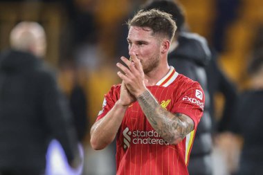 Liverpool 'dan Alexis Mac Allister, Premier League maçından sonra İngiltere' nin Wolverhampton, Wolverhampton, İngiltere 'de oynanan Liverpool maçında gezgin taraftarları alkışlıyor.