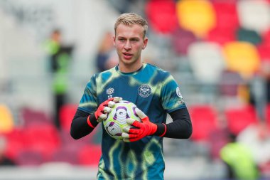 Brentford 'dan Matthew Cox, Premier League maçından önce İngiltere' nin Gtech Community Stadyumu 'nda Brentford-West Ham United maçından önce ısınıyor.