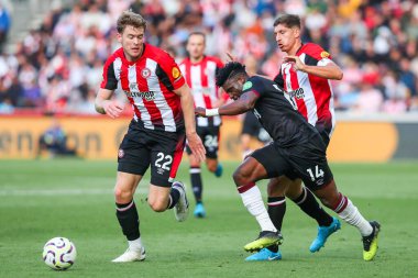 West Ham United 'dan Mohammed Kudus, 21 Eylül 2024' te İngiltere 'nin Gtech Community Stadyumu' nda Brentford-West Ham United Premier League karşılaşmasında Nathan Collins ve Vitaly Janelt tarafından baskı altına alındı.