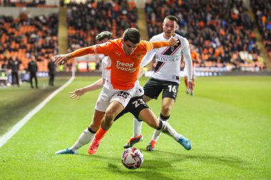 Blackpool 'dan Rob Apter, 1 Ekim 2024' te Bloomfield Road, Blackpool 'da oynanan Blackpool-Lincoln maçı sırasında Lincoln City' den Sean Roughan 'ı oyundan aldı.