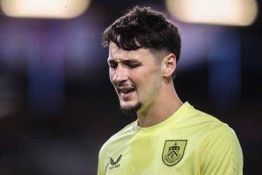 Burnley 'den James Trafford, 1 Ekim 2024' te Burnley 'nin Turf Moor, Burnley' de Plymouth Argyle 'a karşı oynadığı Sky Bet Şampiyonası maçında tepki gösterdi.