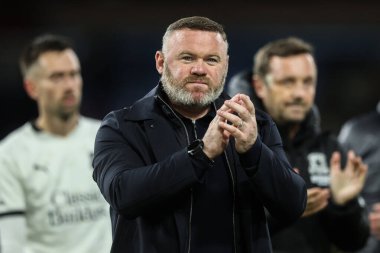 Plymouth Argyle 'ın Wayne Rooney teknik direktörü, 1 Ekim 2024' te Burnley - Plymouth Argyle maçında oynanan Sky Bet Şampiyonası maçından sonra gezgin taraftarları alkışlıyor.