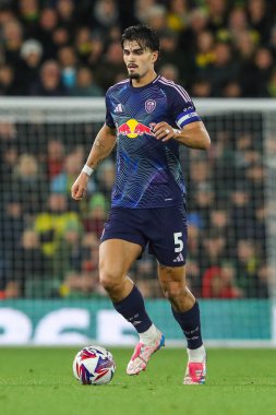 Leeds United takımından Pascal Struijk, 1 Ekim 2024 tarihinde Norwich City - Leeds United maçında topla koşuyor.