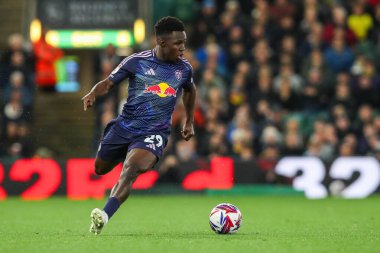 Leeds United takımından Wilfried Gnonto, 1 Ekim 2024 'te İngiltere' nin Carrow Road şehrinde oynanan Norwich City-Leeds United maçında topla koşuyor.