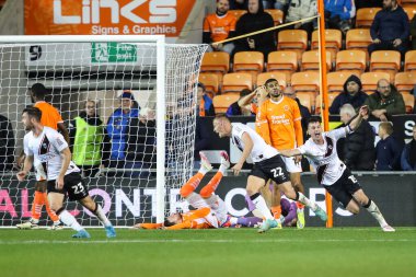 Lincoln City 'li oyuncular, 1 Ekim 2024' te Bloomfield Road, Blackpool 'da oynanan 1-1' lik maçta takımlarının golünü kutluyor.