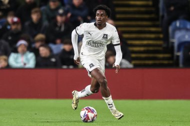 Plymouth Argyle takımından Nathanael Ogbeta, 1 Ekim 2024 'te Burnley-Plymouth Argyle maçında topu bırakıyor.