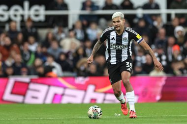 Newcastle United takımından Bruno Guimares, Carabao Kupası 3. Raund Newcastle United ile 1 Ekim 2024 'te St. James' s Park, Newcastle 'da AFC Wimbledon maçında topla birlikte.
