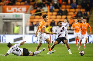 Lincoln City 'den Adam Jackson, Blackpool takımından Kyle Joseph' i 1 Ekim 2024 'te Bloomfield Road, Blackpool' da oynanan Blackpool-Lincoln maçında faul yaptı.