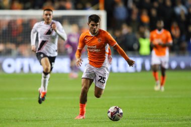 Blackpool 'dan Rob Apter, 1 Ekim 2024' te Bloomfield Road, Blackpool 'da oynanan Blackpool Lincoln City maçında topu aldı.