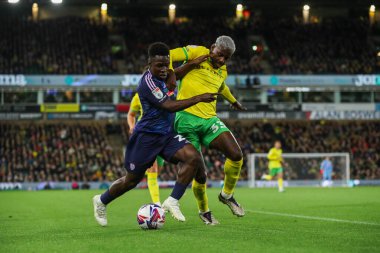 Leeds United 'dan Wilfried Gnonto, Norwich City' den Jose Cordoba 'nın 1 Ekim 2024' te Norwich City, Norwich Road, Norwich United 'a karşı oynadığı Sky Bet Şampiyonası maçında baskısı altına girdi.