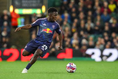 Leeds United takımından Wilfried Gnonto, 1 Ekim 2024 'te İngiltere' nin Carrow Road şehrinde oynanan Norwich City-Leeds United maçında topla koşuyor.