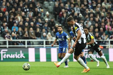Newcastle United takımından Fabian Schr, 1 Ekim 2024 'te St. James' s Park, Newcastle 'da oynanan Carabao Kupası 3. Raund Newcastle United ile AFC Wimbledon maçında 1-0 berabere kalma cezası aldı.