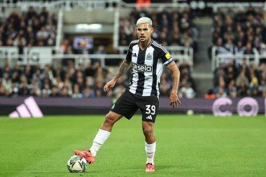 Newcastle United takımından Bruno Guimares, Carabao Kupası 3. Raund Newcastle United ile 1 Ekim 2024 'te St. James' s Park, Newcastle 'da AFC Wimbledon maçında topla birlikte.