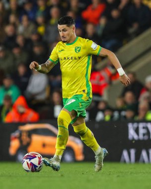 Norwich City 'den Borja Sainz, Norwich City' nin 1 Ekim 2024 'te Carrow Road, Norwich United' a karşı oynadığı Sky Bet Şampiyonası maçında topla koşuyor.