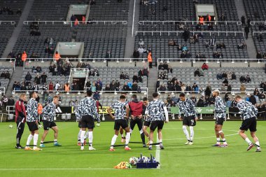 Newcastle oyuncuları, Carabao Kupası 3. Raunt Newcastle United 'ın 1 Ekim 2024' te St. James 's Park, Newcastle' da AFC Wimbledon 'a karşı oynadığı maçta ısınma turunda