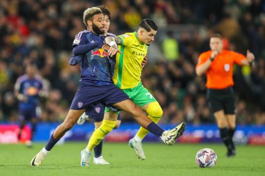 Norwich City 'den Borja Sainz, 1 Ekim 2024' te Norwich City, Norwich Road, Norwich, İngiltere 'de Leeds United' a karşı oynanan Sky Bet Şampiyonası maçında Leeds United 'ın Jayden Bogle' ı tarafından baskı altına alındı.