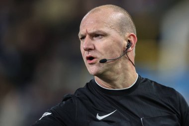 Hakem Robert Madley takımına Gök İddia Şampiyonası maçında talimatlar veriyor Burnley, Burnley 'e karşı Turf Moor, Burnley, İngiltere, 1 Ekim 2024