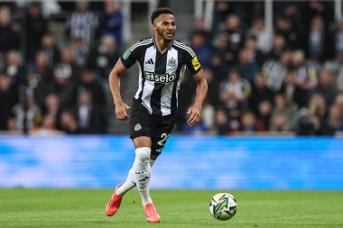 Newcastle United takımından Lloyd Kelly, Carabao Kupası 3. Raunt Newcastle United ile St. James 's Park, Newcastle, 1 Ekim 2024' te AFC Wimbledon maçında topla birlikte.