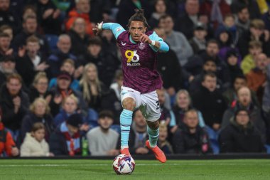 Burnley takımından Luca Koleosho, 1 Ekim 2024 'te Burnley' nin Turf Moor, Burnley 'de Plymouth Argyle' a karşı oynadığı Gökyüzü İddia Şampiyonası maçında topa vuruyor.