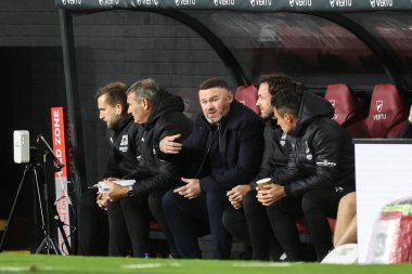 Plymouth Argyle 'ın Wayne Rooney teknik direktörü 1 Ekim 2024' te Burnley-Plymouth Argyle maçında yedek kulübesinde konuşuyor.