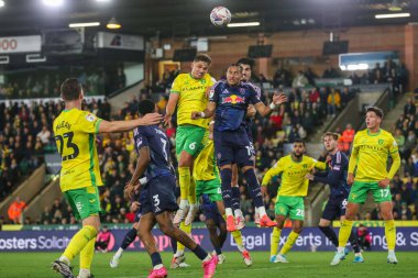 Norwich City 'den Callum Doyle, Leeds United takımından Mateo Joseph ile birlikte Norwich City, Norwich Road, Norwich, İngiltere' de 1 Ekim 204 'te Leeds United' a karşı oynanan maçta topa atlıyor.