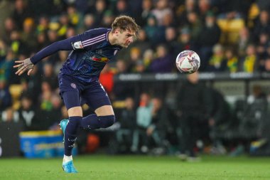 Leeds United takımından Joe Rodon 1 Ekim 2024 'te Norwich City, Norwich Road, Norwich Road' da Leeds United 'a karşı oynanan Sky Bet Şampiyonası maçında topu sürüyor.