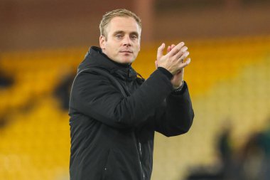 Norwich City 'den Johannes Hoff, 1 Ekim 2024' te Norwich City - Leeds United Carrow Road, Norwich, İngiltere 'de oynanan Sky Bet Şampiyonası maçının ardından takımlar berabere kaldıktan sonra taraftarları kabul ediyor.