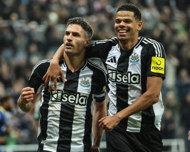 Newcastle United 'dan Fabian Schr, Newcastle United' ın 1 Ekim 2024 tarihinde St. James 's Park, Newcastle, İngiltere' de oynanan Carabao Kupası 3. Raund Newcastle United ile AFC Wimbledon maçında 1-0 kazanma hedefini kutluyor.