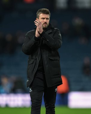 Middlesbrough 'un Michael Carrick Müdürü, West Bromwich Albion' un Middlesbrough 'a karşı oynadığı 1 Ekim 2024' te oynanan Sky Bet Şampiyonası maçında taraftarları tam zamanlı olarak alkışlıyor.