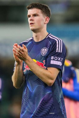 Leeds United takımlarından Sam Byram, 1 Ekim 2024 'te İngiltere' nin Carrow Road kentinde oynanan Norwich City - Leeds United maçının ardından takımlar berabere kaldıktan sonra taraftarları kabul ediyor.