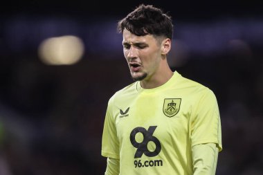 Burnley 'den James Trafford, 1 Ekim 2024' te Burnley 'nin Turf Moor, Burnley' de Plymouth Argyle 'a karşı oynadığı Sky Bet Şampiyonası maçında tepki gösterdi.