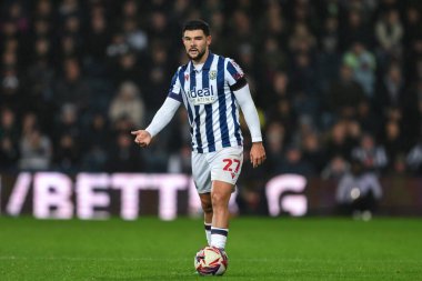 West Bromwich Albion takımından Alex Mowatt, West Bromwich Albion 'ın Middlesbrough' a karşı oynadığı 1 Ekim 2024 'teki Sky Bet Şampiyonası maçında pas arıyor.