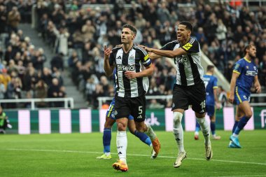Newcastle United 'dan Fabian Schr, Newcastle United' ın 1 Ekim 2024 tarihinde St. James 's Park, Newcastle, İngiltere' de oynanan Carabao Kupası 3. Raund Newcastle United ile AFC Wimbledon maçında 1-0 kazanma hedefini kutluyor.