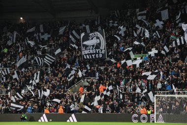 Newcastle United taraftarları Carabao Kupası 3. Raunt Newcastle United ile AFC Wimbledon maçında bayraklarını sallıyor. 1 Ekim 2024 'te St. James' s Park, Newcastle 'da.