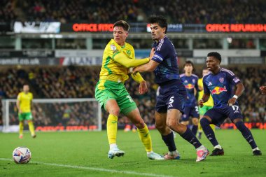 Norwich City 'den Ante Crnac, Leeds United takımının 1 Ekim 2024' te Norwich City - Leeds United maçında Leeds United maçında Pascal Struijk 'in baskısı altında.