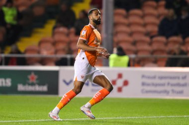 Blackpool takımından CJ Hamilton, 1 Ekim 2024 'te Blackpool-Lincoln City maçında Bloomfield Road, Blackpool' da