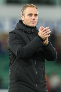 Norwich City 'den Johannes Hoff, 1 Ekim 2024' te Norwich City - Leeds United Carrow Road, Norwich, İngiltere 'de oynanan Sky Bet Şampiyonası maçının ardından takımlar berabere kaldıktan sonra taraftarları kabul ediyor.