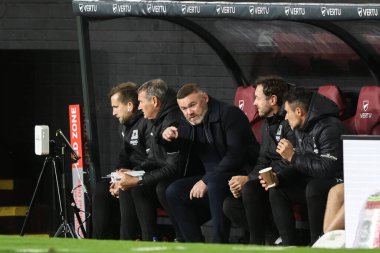 Plymouth Argyle 'ın Wayne Rooney teknik direktörü 1 Ekim 2024' te Burnley-Plymouth Argyle maçında yedek kulübesinde konuşuyor.