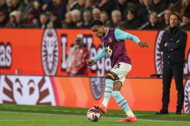 Burnley 'li Lucas Pires, 1 Ekim 2024' te Burnley 'nin Turf Moor, Burnley' de Plymouth Argyle 'a karşı oynadığı Sky Bet Şampiyonası' nda topu kontrol ediyor.