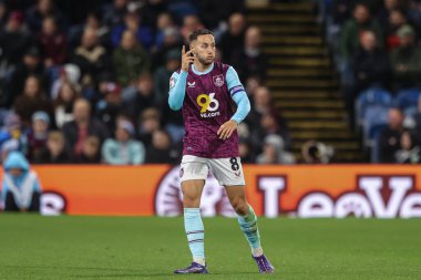 Burnley 'den Josh Brownhill takımına Gök İddia Şampiyonası maçında talimatlar veriyor Burnley, Burnley' e karşı Turf Moor, Burnley, Birleşik Krallık 'ta 1 Ekim 2024