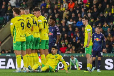 Norwich City oyuncuları 1 Ekim 2024 'te Norwich City, Norwich Road, Norwich Road, İngiltere' de Leeds United 'a karşı oynanan Sky Bet Şampiyonası maçında duvar oluşturuyorlar.