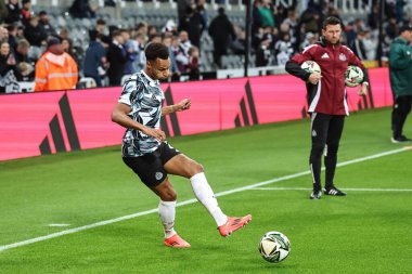 Newcastle United takımından Jacob Murphy, Carabao Kupası 3. Raunt Newcastle United 'ın 1 Ekim 2024' te St. James 's Park' taki AFC Wimbledon maçında ısınma turunda