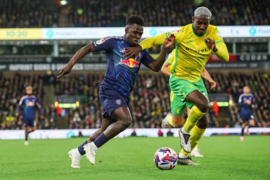 Leeds United 'dan Wilfried Gnonto, Norwich City' den Jose Cordoba 'nın 1 Ekim 2024' te Norwich City, Norwich Road, Norwich United 'a karşı oynadığı Sky Bet Şampiyonası maçında baskısı altına girdi.