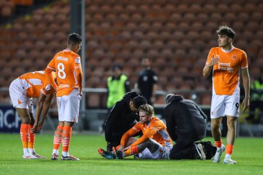 Blackpool takımından Hayden Coulson, 1 Ekim 2024 'te Bloomfield Road, Blackpool' da oynanan Blackpool Lincoln City maçında tıbbi tedavi gördü.