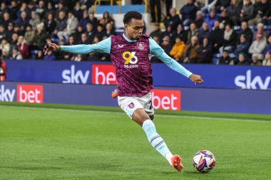 Burnley 'den Lucas Pires 1 Ekim 2024' te Burnley, Burnley, Burnley 'de Plymouth Argyle' a karşı oynadığı Gökyüzü İddia Şampiyonası maçında topu kutuya atıyor.